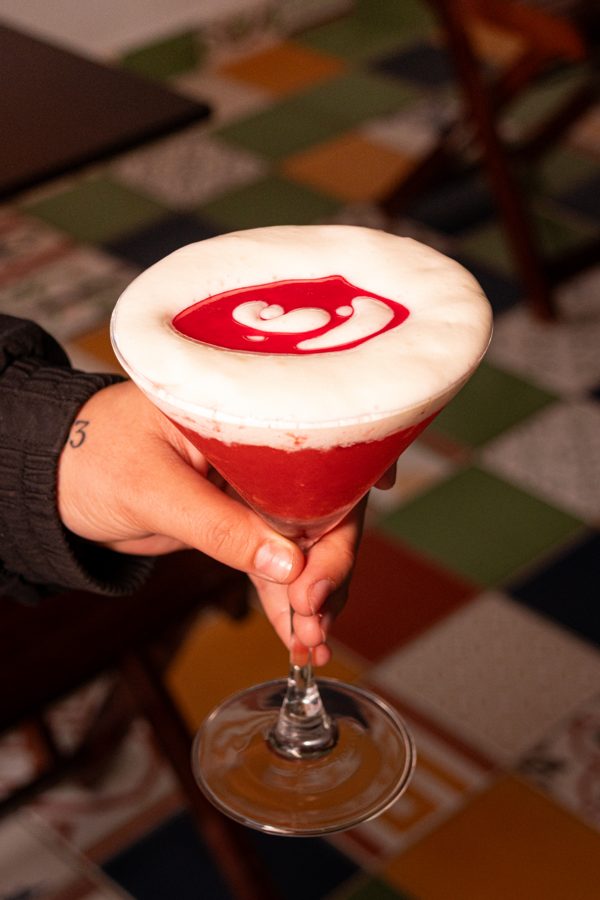 Drink vermelho com espuma em taça
