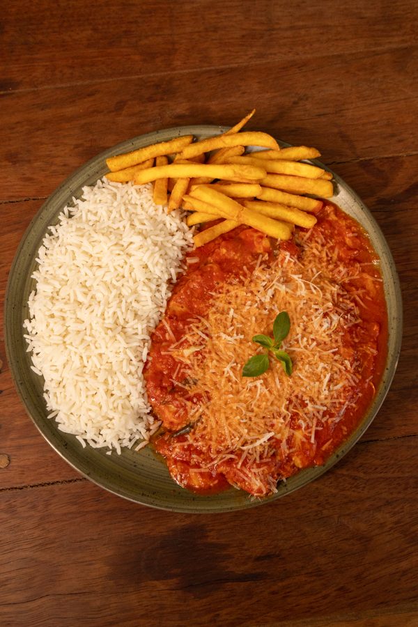 Prato de parmegiana com arroz e fritas