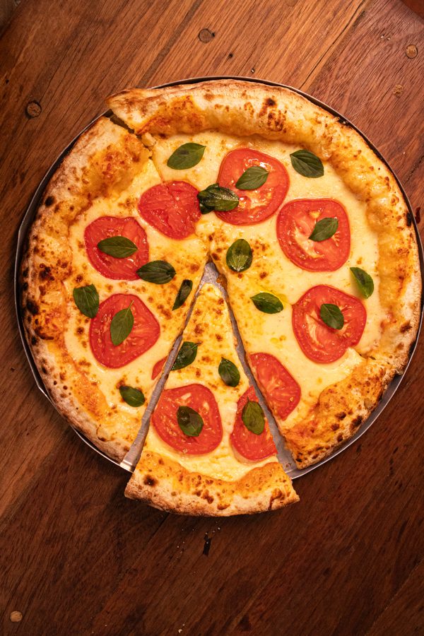 Pizza marguerita fatiada