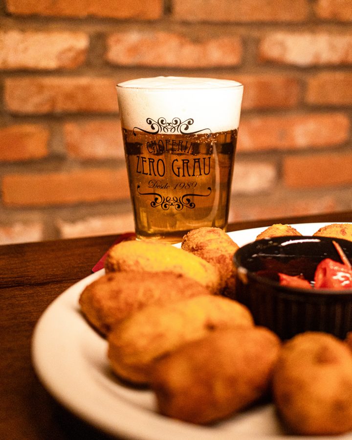 Chopp com porção de bolinhos