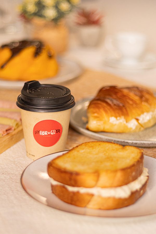 Copo de café com pão na chapa