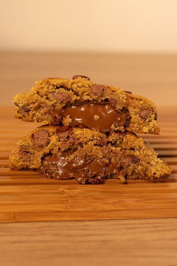 Cookie recheado partido ao meio