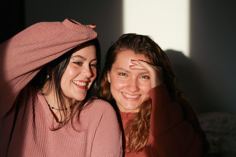 Thainá Borges e Bianca Rayssa, sócias da Aura Criativa